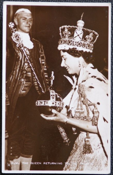 The Queen Coronation Souvenir 1953  Postcard