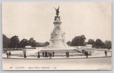 London Queen Victoria Memoria Postcard c.1918